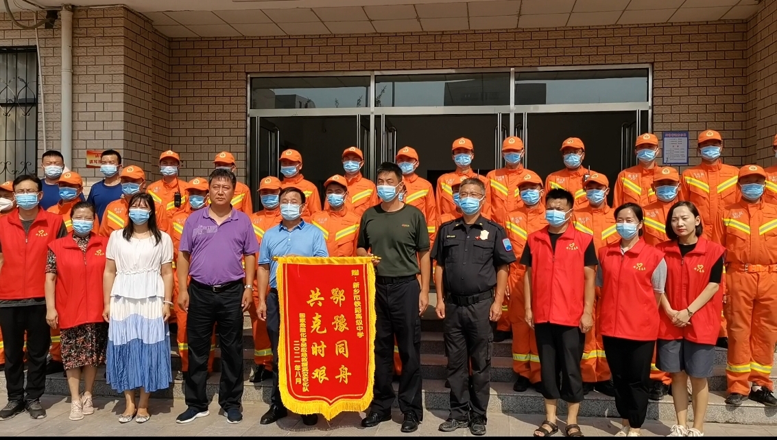 教師志愿者和救援隊員合影